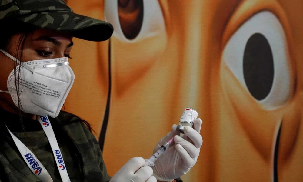 Βρετανία: Εξαπλώνεται ραγδαία στους άνω των 50 η μετάλλαξη Όμικρον – Έρχονται μέτρα